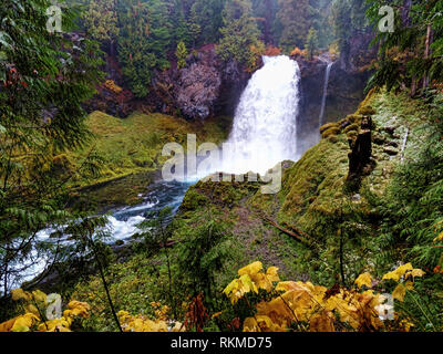 Kleine niedriger Fluss Wasserfall in Central Oregon mit Herbst Laub. Stockfoto