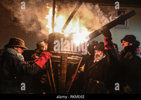 Burghead bringt in das neue Jahr mit der jährlichen Verbrennung der Clavie für 2019. Mit: Atmosphäre, wo: Burghead, Großbritannien Wann: 11 Jan 2019 Credit: Euan Kirsche / WANN Stockfoto