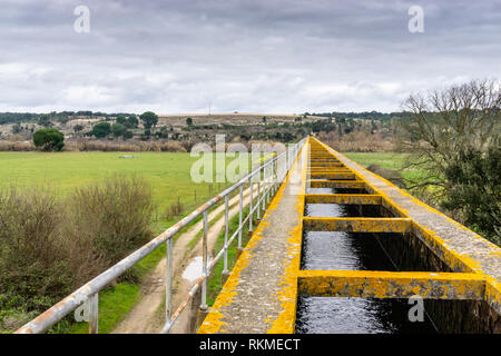 Ein bewässerungskanal in der Region Alentejo in Portugal Stockfoto