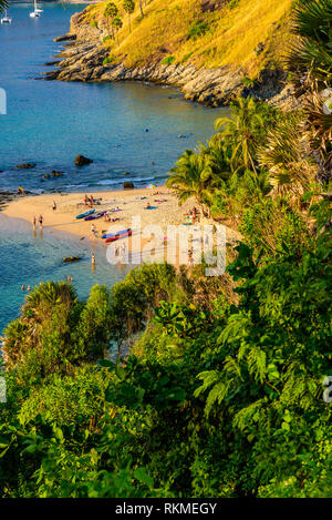 Yanui Beach ist ein Paradies Bucht zwischen Nai Harn Beach und Promthep Cape in Phuket, Thailand. An einem sonnigen Sommertag bei Sonnenuntergang. Stockfoto