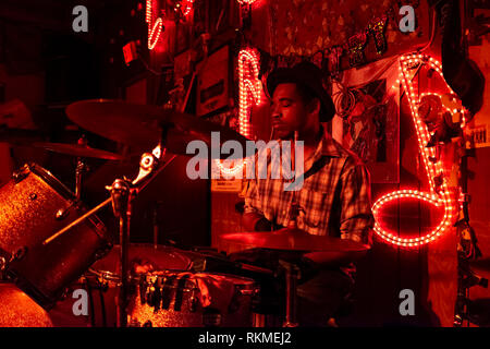 Clarksdale, Mississippi, USA - 23. Juni 2014: Blues Schlagzeuger spielen bei den Reds Lounge in Clarksdale, Mississippi, USA. Stockfoto