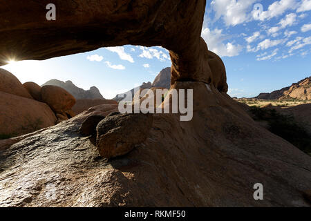 Natürlichen Felsbogen Granit Berg in der Nähe der Spitzkoppe, Namibia, Afrika Stockfoto