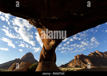 Natürlichen Felsbogen Granit Berg in der Nähe der Spitzkoppe, Namibia, Afrika Stockfoto