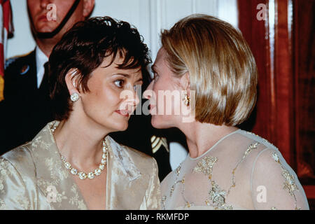 First Lady der USA Hillary Clinton Chats mit Cherie Blair, die Frau des britischen Premierministers Tony Blair in die empfangsleitung an der Staatlichen Abendessen im Weißen Haus Februar 5, 1998 in Washington, DC. Stockfoto