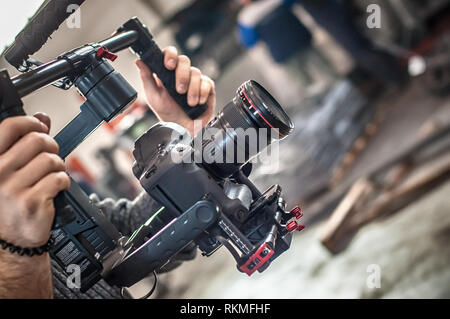 Videofilmer mit stadicam, Video der Maschine im Werk. Nahaufnahme Stockfoto