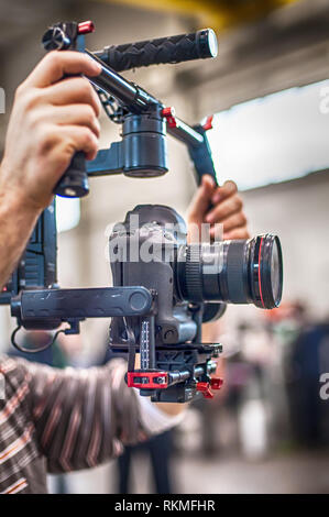 Videofilmer mit stadicam, Video der Maschine im Werk. Nahaufnahme Stockfoto