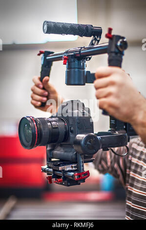 Videofilmer mit stadicam, Video der Maschine im Werk. Nahaufnahme Stockfoto