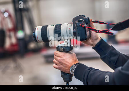 Videofilmer mit stadicam, Video der Maschine im Werk. Nahaufnahme Stockfoto