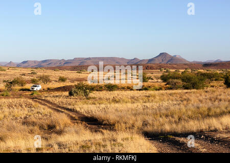 Namibia Reisen - ein Auto fahren auf die Schotterpisten durch die Namibwüste, Namibia Afrika Stockfoto