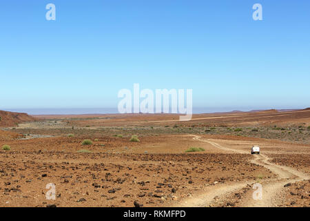 Namibia Reisen - ein Auto fahren auf die Schotterpisten durch die Namib Wüste in der Nähe von sossuvlei Namibia Afrika Stockfoto