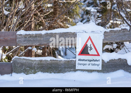 Rotes Dreieck Absturzgefahr Schild, Absturzgefahr Warnung, Winterdienst, Schladming Dachstein, Bezirk Liezen, Steiermark, Österreich, Europa Stockfoto