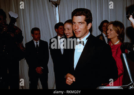 John Kennedy Jr., Sohn von Präsident Kennedy, Right, kommt zusammen mit seiner Frau Carolyn Bessette-Kennedy während des Staatsessens im Weißen Haus am 5. Februar 1998 in Washington, D.C. Kathleen Kennedy Townsend geht hinter dem Paar. Stockfoto