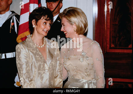 First Lady der USA Hillary Clinton lächelt, als sie Chats mit Cherie Blair, die Frau des britischen Premierministers Tony Blair in die empfangsleitung an der Staatlichen Abendessen im Weißen Haus Februar 5, 1998 in Washington, DC. Stockfoto