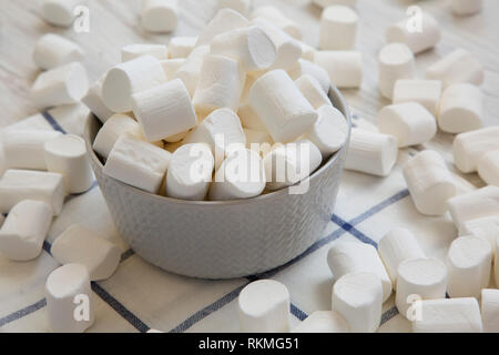 Weiß süß Marshmallows in eine Schüssel, Low Angle View. Close-up. Stockfoto