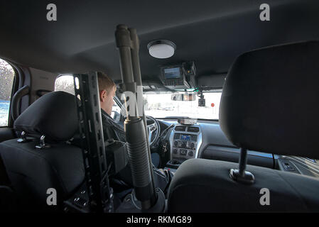 Emporia, Kansas USA Februar 17, 2015 4:48 pm Officer Schuman in der neuen Polizei Cruiser. Was ist mit der Geschwindigkeit Radar ausgestattet, 3 verschiedene Funksysteme in der Lage sein, mit dem Campus, die Stadt und die Grafschaft Polizei Disponenten zu kommunizieren. Hat auch eine Kamera für, wenn der Fahrer das Fahrzeug sichern, so daß sie hinter ihnen sehen. Hat auch viele Lichter und Sirenen und eine Schrotflinte in einem Rack zwischen den Vordersitzen montiert. Und eine Kamera montiert nach vorne Wagen von durch die Windschutzscheibe keine Haltestellen, der offizier Macht aufzeichnen. Stockfoto