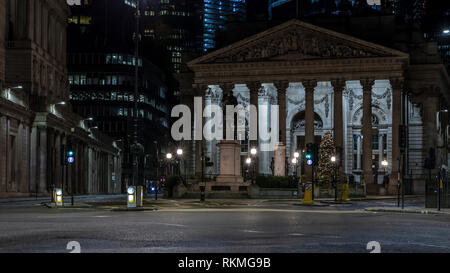 Nacht der London Street. Central London mit alten Bank von England Gebäude vor. Leere Straße. Stockfoto