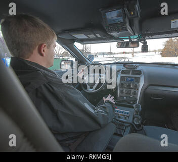 Emporia, Kansas USA Februar 17, 2015 4:48 pm Officer Schuman in der neuen Polizei Cruiser. Was ist mit der Geschwindigkeit Radar ausgestattet, 3 verschiedene Funksysteme in der Lage sein, mit dem Campus, die Stadt und die Grafschaft Polizei Disponenten zu kommunizieren. Hat auch eine Kamera für Wenn der Treiber unterstützt den Vehcile ist, so dass Sie hinter Ihnen sehen. Hat auch viele Lichter und Sirenen und eine Schrotflinte in einem Rack zwischen den Vordersitzen montiert. Und eine Kamera montiert nach vorne Wagen von durch die Windschutzscheibe keine Haltestellen, der offizier Macht aufzeichnen. Stockfoto