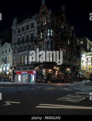 Nacht Straßen in London. Strand street Ausfahrt zur Waterloo Bridge. Stockfoto