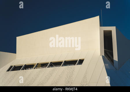 Estoril, Portugal - 12/31/18: Nova University Executive Education, Fakultät für Wirtschaftswissenschaften. Neue avantgardistische Architektur der Moderne. Stockfoto