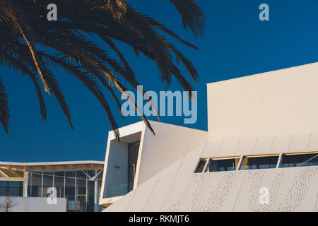 Estoril, Portugal - 12/31/18: Nova University Executive Education, Fakultät für Wirtschaftswissenschaften. Neue avantgardistische Architektur der Moderne. Stockfoto