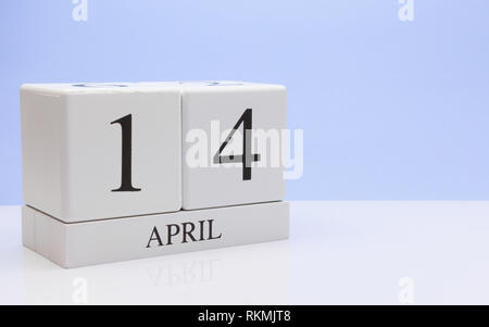 April 14 t. 14. Tag des Monats, täglichen Kalender auf weißen Tisch mit Reflexion, mit hellblau hinterlegt. Frühling, leeren Raum für Text Stockfoto