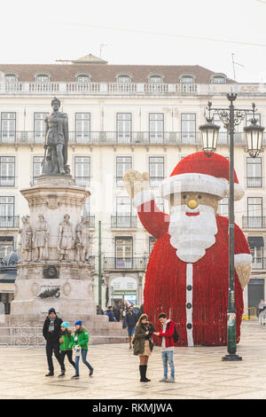 Lissabon, Portugal - 01/03/19: Vorderansicht des riesigen Santa statue mitten in der Baixa Chiado, Lissabon, Portugal. Rote Kugeln Christbaumschmuck. Stockfoto