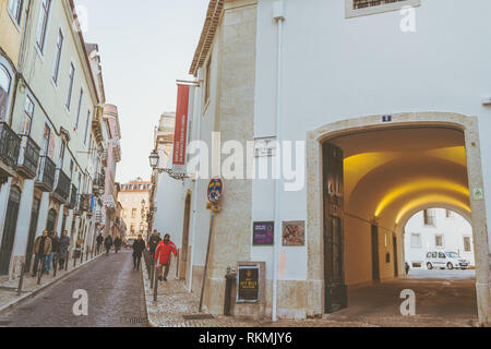 Lissabon, Portugal - 01/03/19: Kloster des Hl. Petrus von Alcantara, Bairro Alto, Zugehörigkeit zu Santa Casa da Misericordia. Travessa Sao Pedro. Tunnel Par Stockfoto