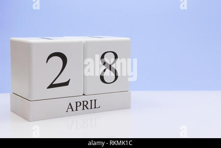 April 28 st. 28. Tag des Monats, täglichen Kalender auf weißen Tisch mit Reflexion, mit hellblau hinterlegt. Frühling, leeren Raum für Text Stockfoto