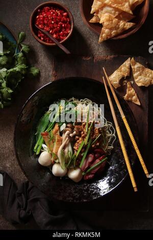 Chinesische Nudelsuppe mit Grill Schweinefleisch, Soja Huhn, Fisch und Gemüse Stockfoto