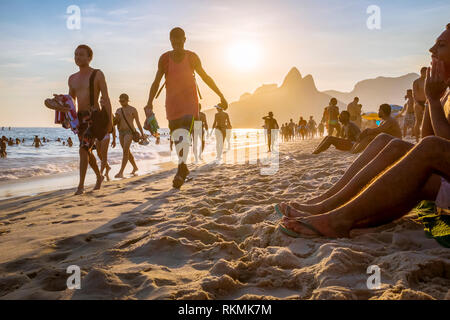 RIO DE JANEIRO - Februar 08, 2015: Beachgoers schlendern und an einem Sommernachmittag am Strand von Ipanema zu sozialisieren. Stockfoto