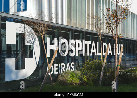 Oeiras, Portugal - 01/05/19: Hospital da Luz (des Lichtes), Oeiras. Großes Schild mit dem Logo des privaten Krankenhaus. Notfall- und allgemeinen Eingang. Blau Stockfoto
