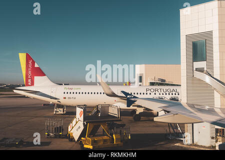 Lissabon, Portugal - 01/06/19: Tippen Sie auf Flugzeugmodus vorbereiten, die für die Aufbringung in Lissabon Portugal. CS-tji Air Portugal tippen. Sonnenuntergang Licht auf Ebene. Stockfoto