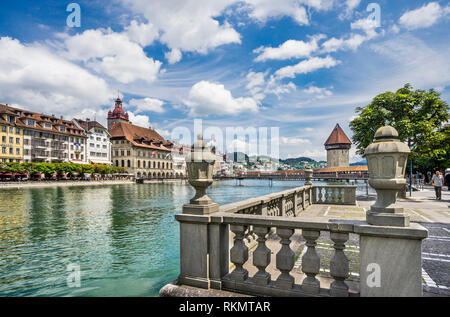 Blick auf den Fluss Reuss mit Rathaussteg, Luzern Altstadt und der berühmten Kapellbrücke (Kapelle Brücke) von Jesuitenplatz, Luzern, Kanton Luzern, Switze Stockfoto