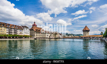 Blick auf den Fluss Reuss mit Rathaussteg, Luzern Altstadt und der berühmten Kapellbrücke (Kapelle Brücke), Luzern, Kanton Luzern, Schweiz Stockfoto