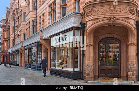 LONDON - September 2017: Mount Street in Mayfair ist für seine reich verzierten Terrakotta Gebäude und Luxus Einzelhändler festgestellt. Stockfoto