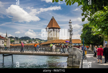 Reuss mit mediival Rathaussteg und die hölzernen Kapellbrücke (Kapelle Brücke) mit seinen beeindruckenden steinernen Turm, Luzern, Kanton Luzern, Schweiz Stockfoto