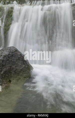 Die obere Bull Creek Greenbelt im Zentrum von Austin, Texas, ist die Heimat von mehreren schönen Wasserfällen und Meilen hundefreundlich Wanderwege. Stockfoto