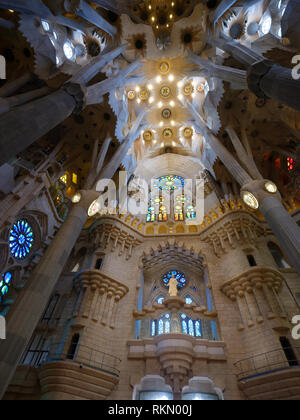 BARCELONA, SPANIEN - ca. Mai 2018: Einrichtung von La Sagrada Familia, eine berühmte Kathedrale in Barcelona von Antoni Gaudi. Blick in das Innere colu Stockfoto