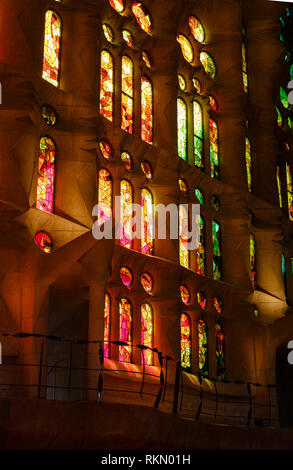 BARCELONA, SPANIEN - ca. Mai 2018: Einrichtung von La Sagrada Familia, eine berühmte Kathedrale in Barcelona von Antoni Gaudi. Blick in das Innere Vitr Stockfoto