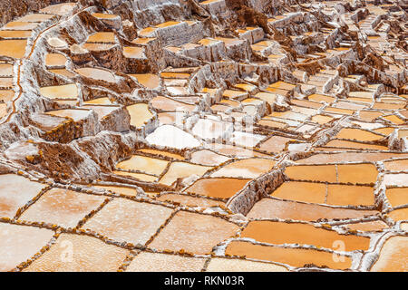 Landschaft der Maras Salzterrassen im Heiligen Tal der Inka, Cusco, Peru. Stockfoto
