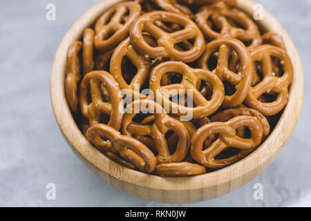 Traditionelle salzig mini Brezel in Houten auf grauem Hintergrund. Close Up. Stockfoto