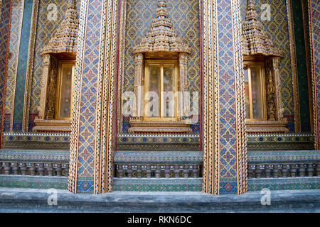 Bangkok Thailand, reich verzierten Fensterläden in der kreisförmigen Hof am Wat Ratchabophit Stockfoto