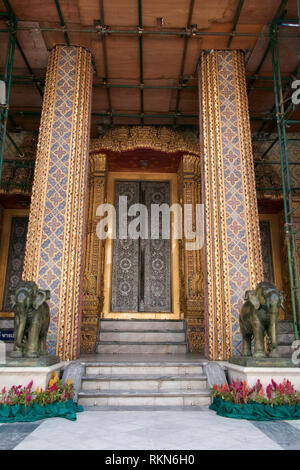 Bangkok Thailand, Eintritt zu den kreisrunden Innenhof im Wat Ratchabophit Stockfoto