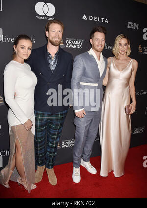 BEVERLY HILLS, Ca - Februar 09: (L-R) Brittney Marie Cole, Brian Kelley, Tyler Hubbard von Florida Georgia Linie, und Hayley Stommel nehmen an der Recordi Stockfoto