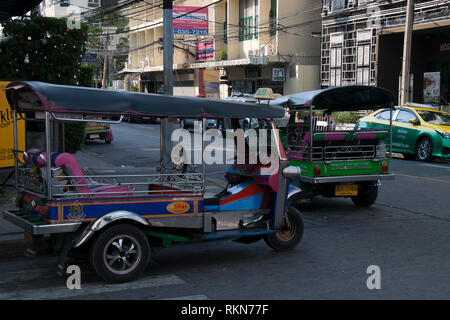 Bangkok Thailand Dez 24 2018, street scene mit dem Tuk Tuk geparkt warten, die für einen Fluggast Stockfoto