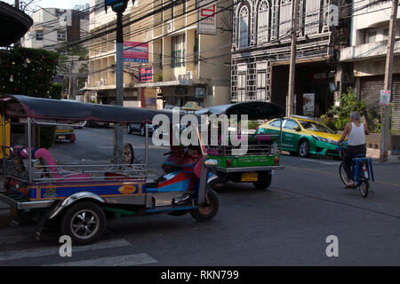 Bangkok Thailand Dez 24 2018, street scene mit dem Tuk Tuk geparkt und Mann auf dem Fahrrad Stockfoto