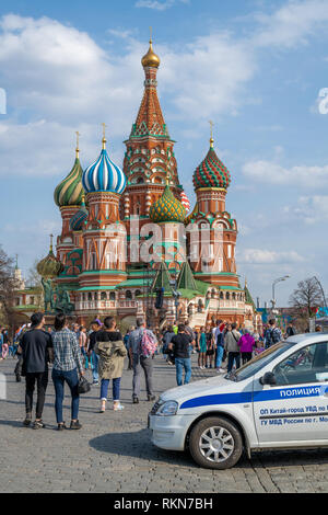 Moskau, Russland - 30. April 2018. Polizeiauto auf dem Roten Platz vor der Basilius-kathedrale Stockfoto