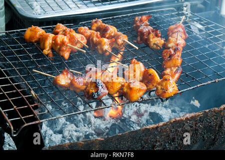 Bangkok Thailand, Spieße mit Fleisch kochen auf Holzkohle Grill Stockfoto