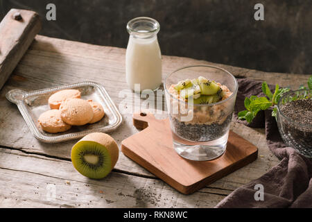 Gesundes Frühstück - Schüssel Müsli, Beeren und Obst, Nüsse, Kiwi, Milch Stockfoto