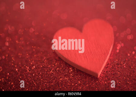 Rotes Herz auf Glitzer Hintergrund in Liebe Konzept Stockfoto